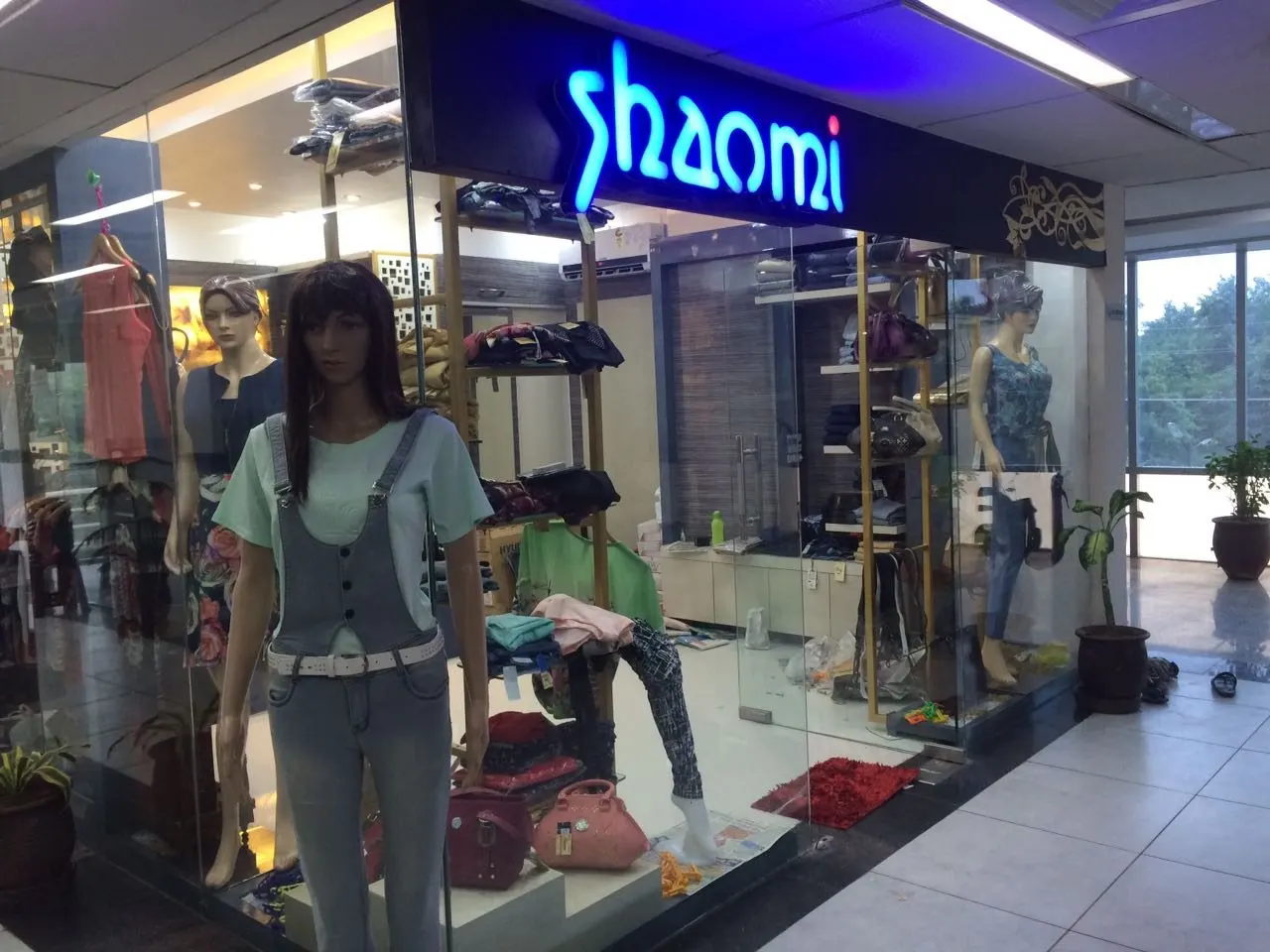 Retail outlet